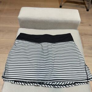 Lululemon black and white striped tennis / running skirt / skort size 6